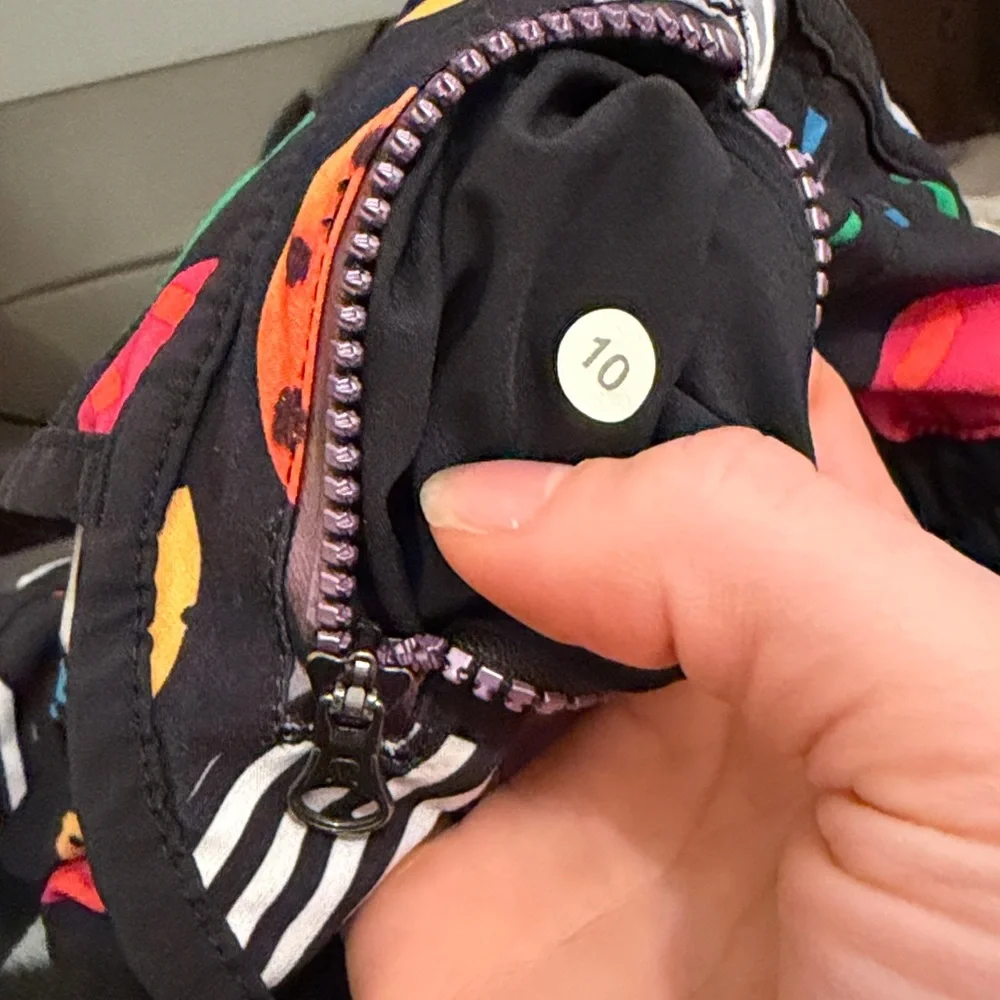 Lululemon Seawheeze Tracker Short ✨RARE✨ Circle Pills Print Size 10 EUC